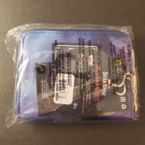 Doctor Strange in the Multiverse of Madness Glow in the Dark Zip Around Wallet - Picture 9 of 11